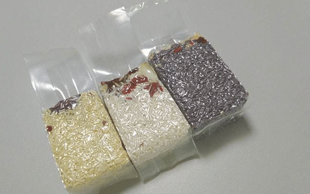 真空包裝袋為增加其性能通常采用多種材質(zhì)復(fù)合而成，常見(jiàn)的復(fù)合方法有：干法復(fù)合、擠出復(fù)合、共擠出復(fù)合、無(wú)溶劑復(fù)合、涂布復(fù)合、蒸鍍復(fù)合、熱熔膠復(fù)合等。其中干法復(fù)合是國(guó)內(nèi)復(fù)合真空包裝袋材料生產(chǎn)中應(yīng)用較為廣泛的，那么，真空包裝袋為什么大多采用干法復(fù)合？